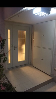 החלפת דלת כניסה הכולל ארון חשמל צמוד נותן מראה של אחידות ושלמות כניסת הבית
